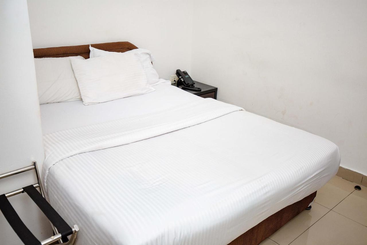 Hotel Everest Rd Congo Kinshasa Exteriör bild